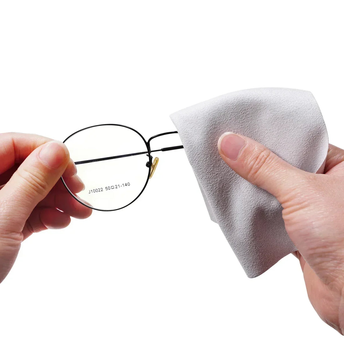 Nettoyage d'une paire de lunettes avec un chiffon microfibre pour éviter les rayures sur les verres