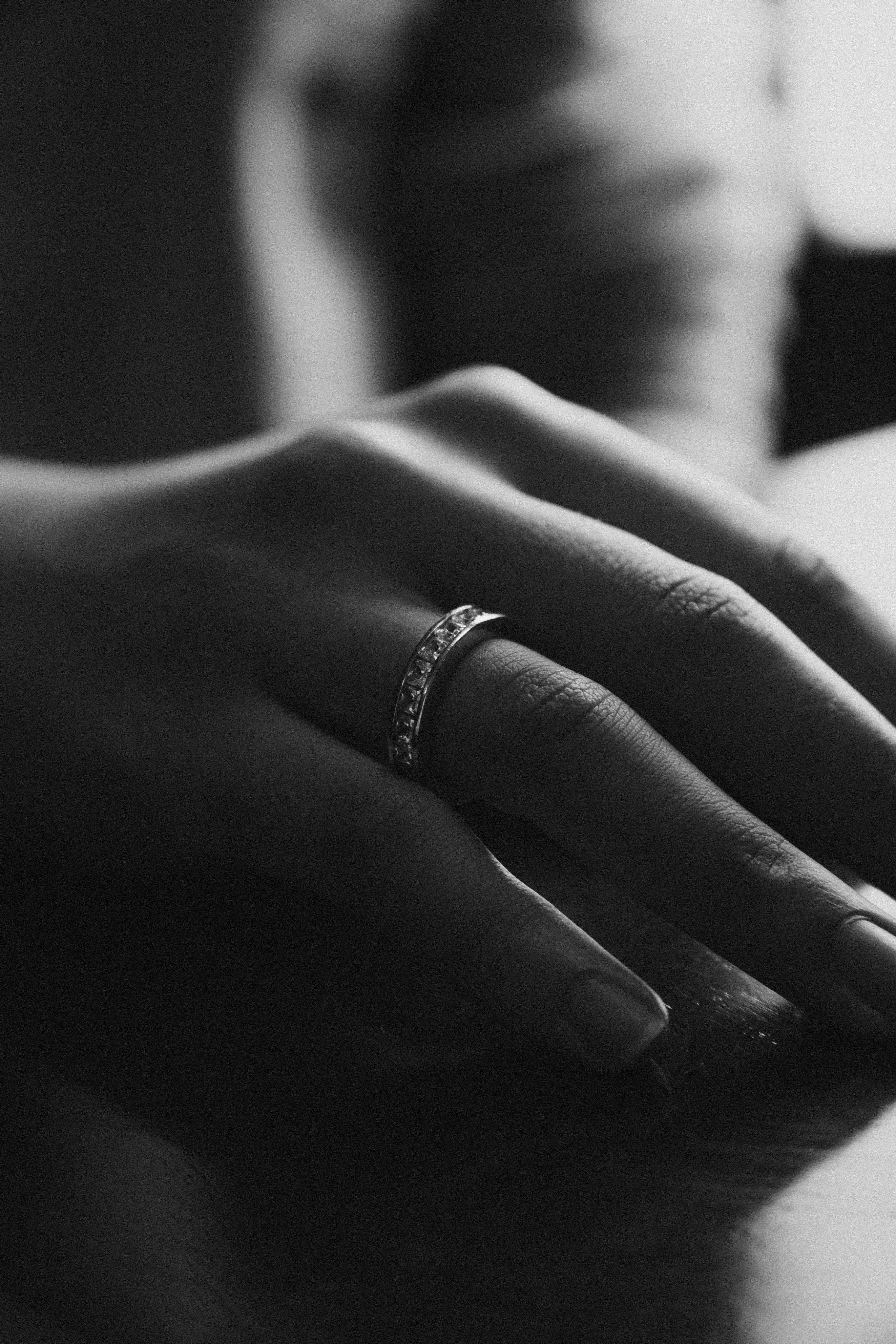 Gros plan sur une main portant une bague en argent, bijou entretenu avec le nettoyeur à ultrasons PureBox