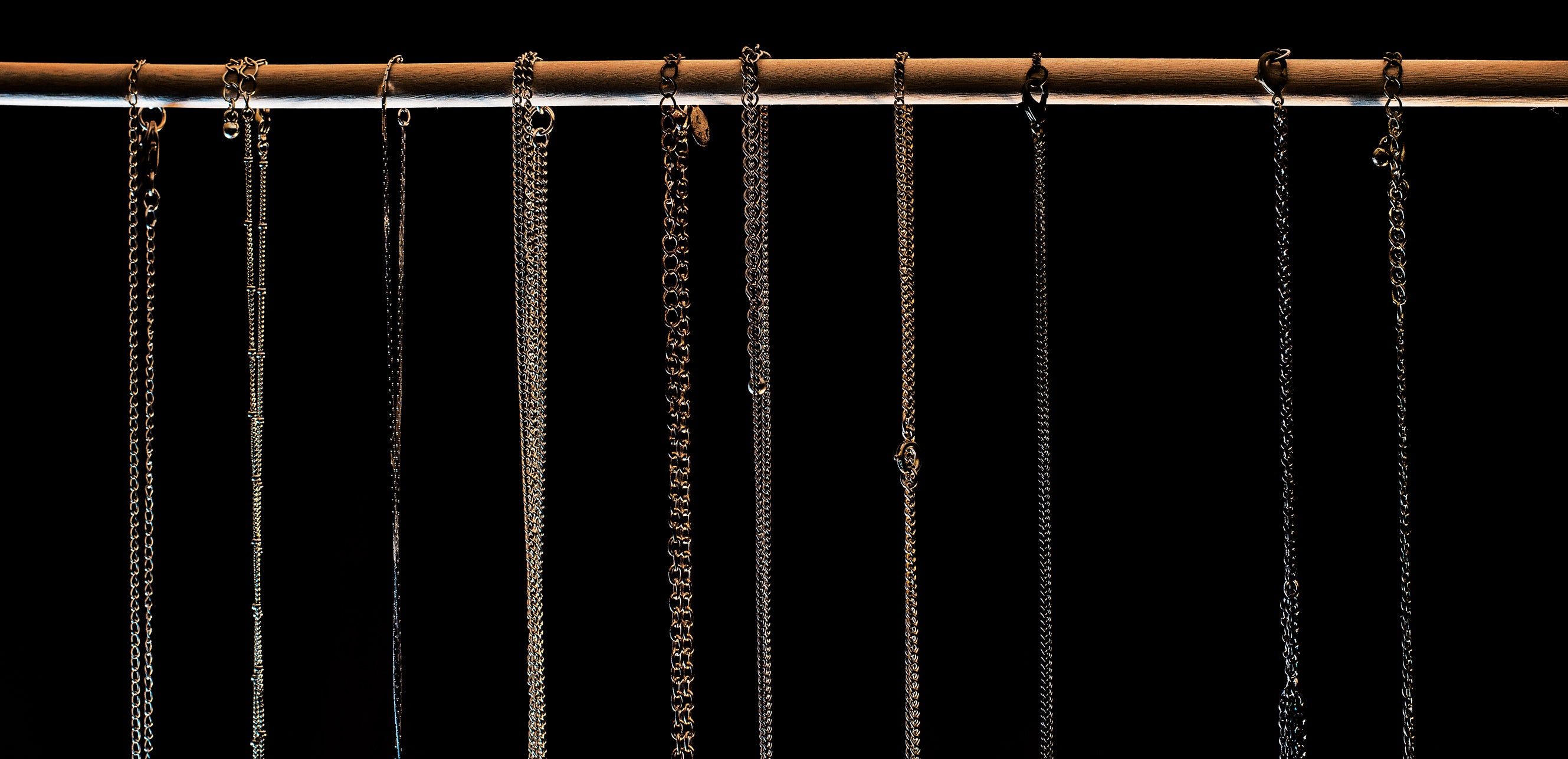 Rangée de chaînes et colliers en argent, bijoux délicats nettoyés en profondeur par ultrasons